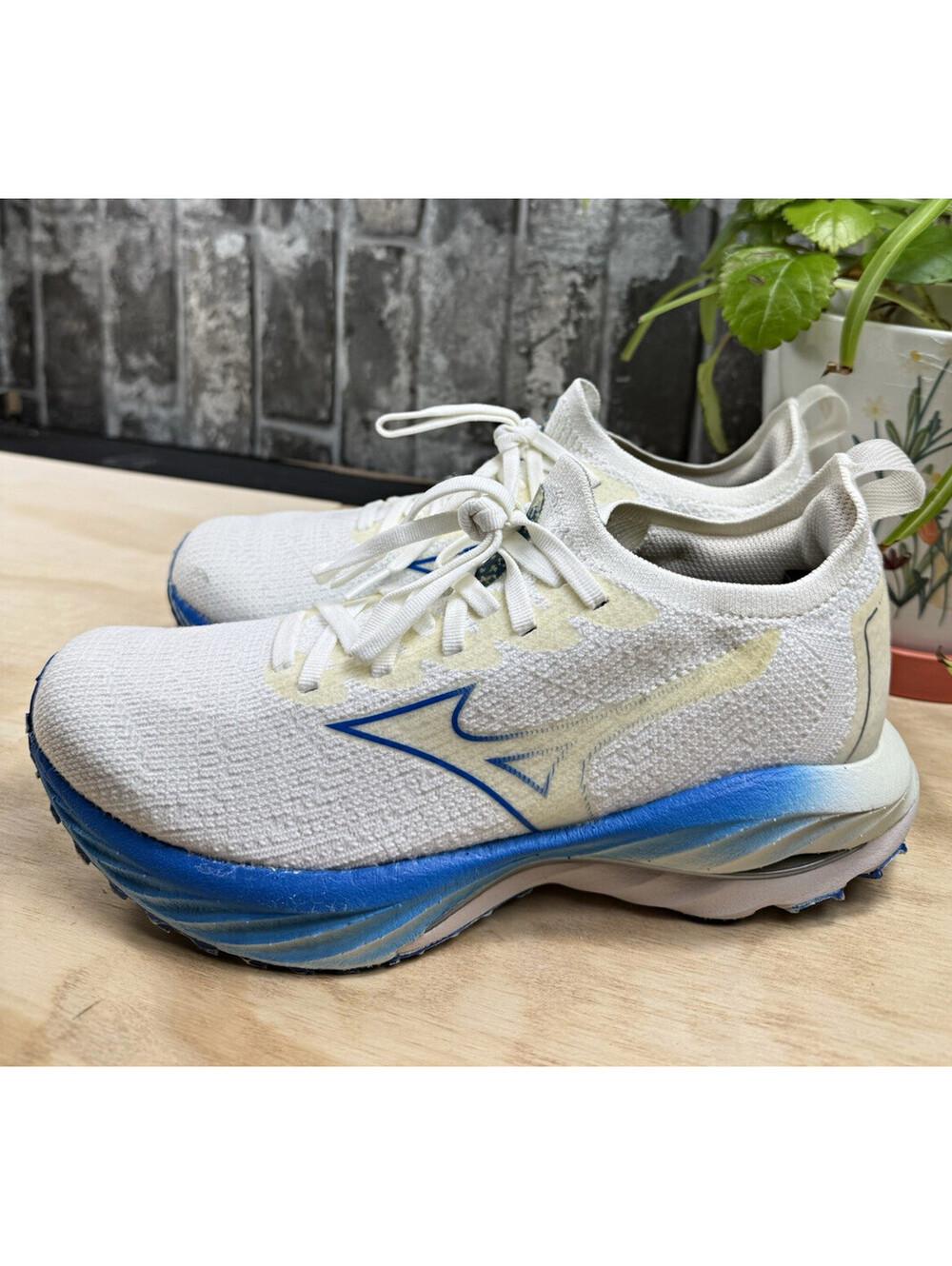 Mizuno Wave Neo Wind Women’s White/Blue Low Top Lace-Up Knit Sneakers J1GD227821